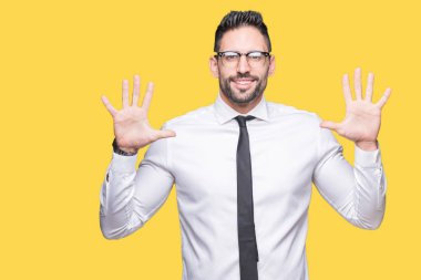 Gösterilen arka plan üzerinde gözlük takan genç yakışıklı iş adamı izole ve parmakları ile işaret kendinden emin ve mutlu gülümseyerek süre on numara.