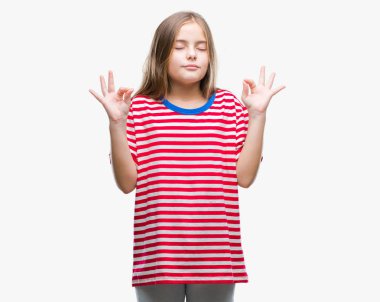 Genç güzel kız izole arka plan üzerinde dinlenmek ve gülümseyen gözlerle parmak ile meditasyon jest yapıyor kapalı. Yoga kavramı.