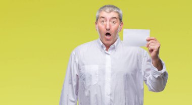 Üst düzey yakışıklı boş kartı izole arka plan üzerinde bir sürpriz yüz, korkuyor ve heyecanlı korku ifadesi ile şok korkmuş holding