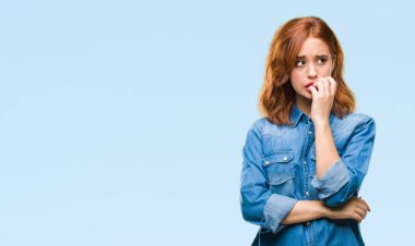 Genç güzel kadın yüzünden stresli ve gergin ile izole arka plan tırnak ısırma dudaklarından eller. Anksiyete sorunu.