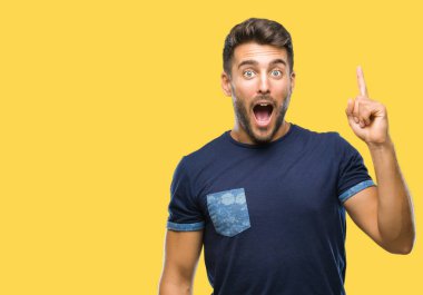 Yakışıklı delikanlı ile başarılı fikir parmağı yukarıyı izole arka plan üzerinde. Çıktıktan ve mutlu. Bir numara.