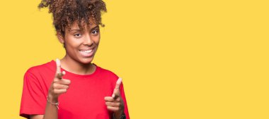 Güzel genç Afro-Amerikan kadın kamera ile mutlu ve komik yüz için parmakları işaret izole arka plan yüzünden. İyi enerji ve vibes.