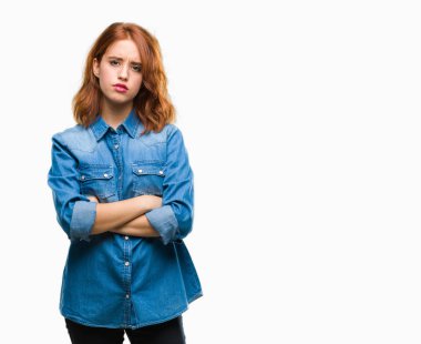 İzole arka plan şüpheci ve sinir, onaylamayan ifade yüz çapraz kolları olan genç güzel kadın. Negatif kişi.