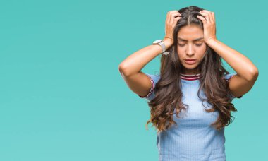 Genç güzel Arap kadın izole arka plan çünkü umutsuz ve stresli baş ağrısı acı yüzünden acı ve migren. Ellerini kafasına.