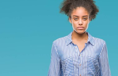 Genç afro Amerikalı kadın üzerinde izole arka plan şüpheci ve sinir, çatık sorunu nedeniyle üzgün. Negatif kişi.