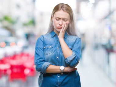 İzole arka plan düşünme seyir üzerinde sarışın genç kadın yorgun ve sıkılmış çapraz silah depresyon sorunları ile.