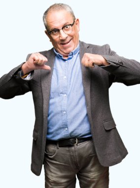 Yüzünde gülümseme ile kendinden emin görünüyorsun, kendini gururlu ve mutlu parmakları ile işaret gözlük yakışıklı üst düzey businesss dostum.