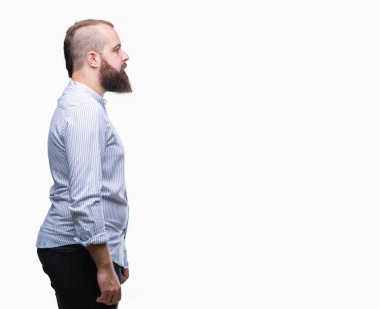 İzole arka tarafına, arayan genç beyaz hipster adam sakin ol kendine güvenen gülümseme ile doğal yüz pozuyla profili.