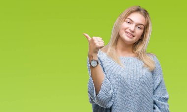 Hareketi el ile mutlu yaşasın yapıyor izole arka plan üzerinde kış kazak giyen genç beyaz kadın. Kameraya bakarak başarı gösteren ile ifade onaylama.