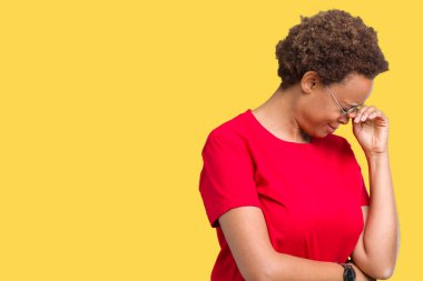 Güzel genç Afro-Amerikan kadın üzerinde gözlük takan arka plan üzgün ifade yüz eller ile ağlayarak süre kapsayan ile izole. Depresyon kavramı.