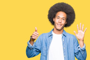 Gösterilen ve parmakları ile işaret afro saçlı genç Afro-Amerikan adam kendinden emin ve mutlu gülümseyerek süre 6 numara.