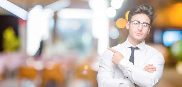 Unga Företag Man Glasögon Över Isolerade Bakgrund Pekar Med Hand — Stockfoto