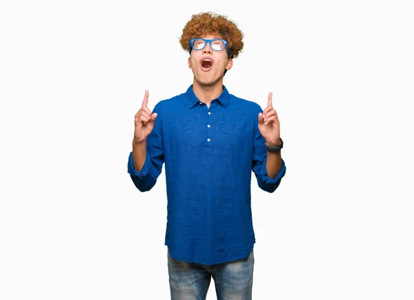 Jovem Homem Bonito Com Cabelo Afro Vestindo Óculos Azuis Espantado — Fotografia de Stock