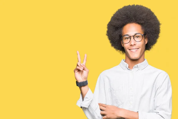 Jovem Americano Africano Com Cabelo Afro Usando Óculos Sorrindo Com — Fotografia de Stock