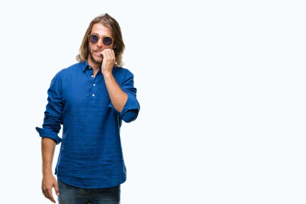 Joven Hombre Guapo Con Pelo Largo Con Gafas Sol Sobre — Foto de Stock