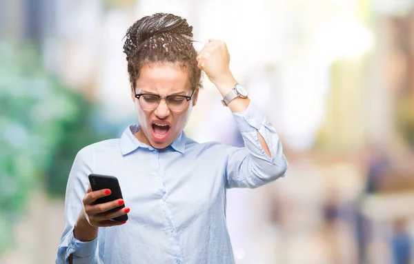 Jovem Trançado Cabelo Afro Americano Menina Negócios Usando Smartphone Sobre — Fotografia de Stock