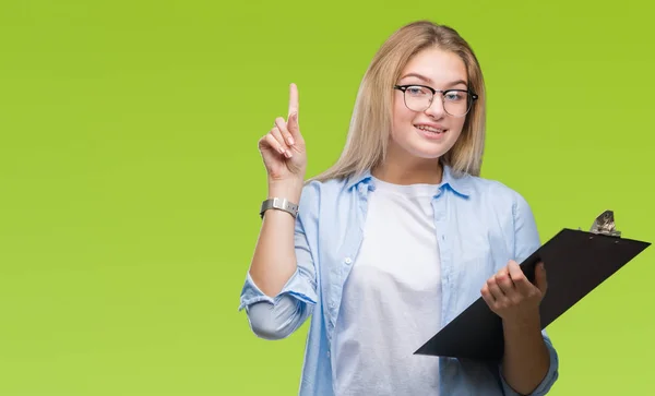 Young Caucasian Business Woman Holding Clipboard Isolated Background Surprised Idea — Stock Photo, Image