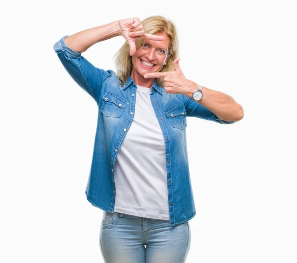 Mujer Rubia Mediana Edad Sobre Fondo Aislado Sonriendo Haciendo Marco — Foto de Stock