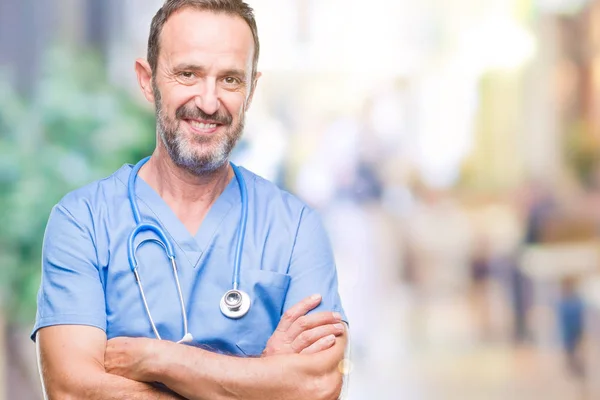 Mezza Età Hoary Anziano Medico Uomo Indossa Uniforme Medica Sfondo — Foto Stock