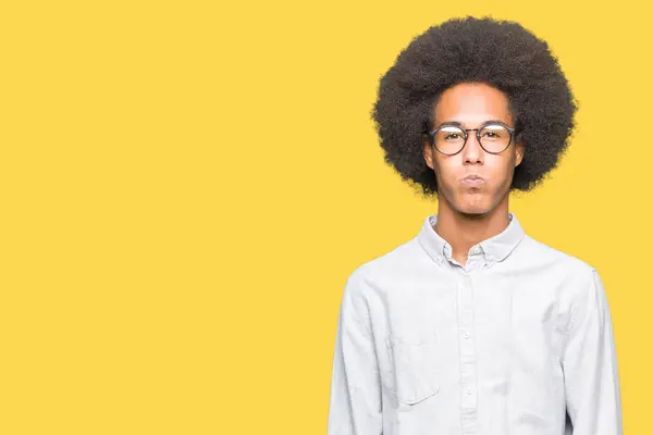 Giovane Uomo Afro Americano Con Capelli Afro Con Gli Occhiali — Foto Stock