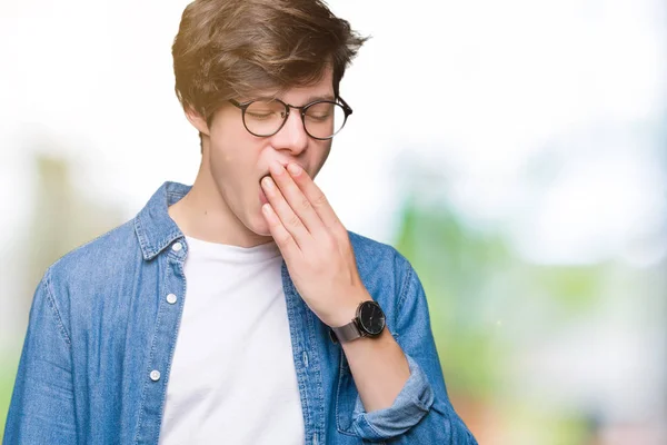 Jeune Bel Homme Portant Des Lunettes Sur Fond Isolé Ennuyé — Photo