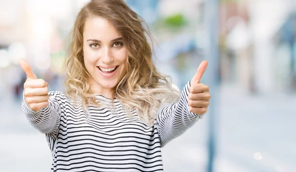 Mooie Jonge Blonde Vrouw Strepen Trui Dragen Geïsoleerde Achtergrond Goed — Stockfoto