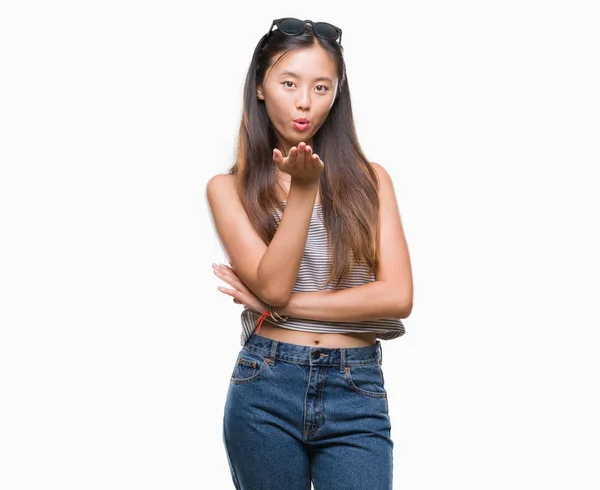 Jonge Aziatische Vrouw Dragen Van Een Zonnebril Geïsoleerde Achtergrond Kijken — Stockfoto