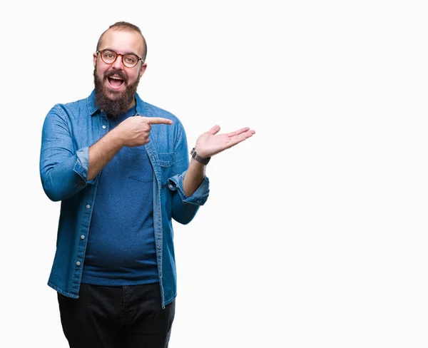 Young Caucasian Hipster Man Wearing Glasses Isolated Background Amazed Smiling — Stock Photo, Image