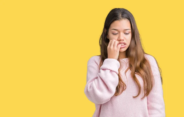 Mujer Morena Hermosa Joven Con Suéter Invierno Rosa Sobre Fondo —  Fotos de Stock