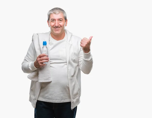 Schöner Älterer Mann Der Handtuch Und Wasserflasche Über Isoliertem Hintergrund — Stockfoto