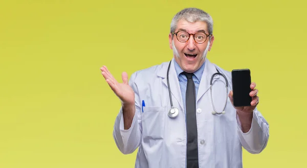 Hombre Guapo Médico Senior Mostrando Pantalla Smarpthone Sobre Fondo Aislado — Foto de Stock