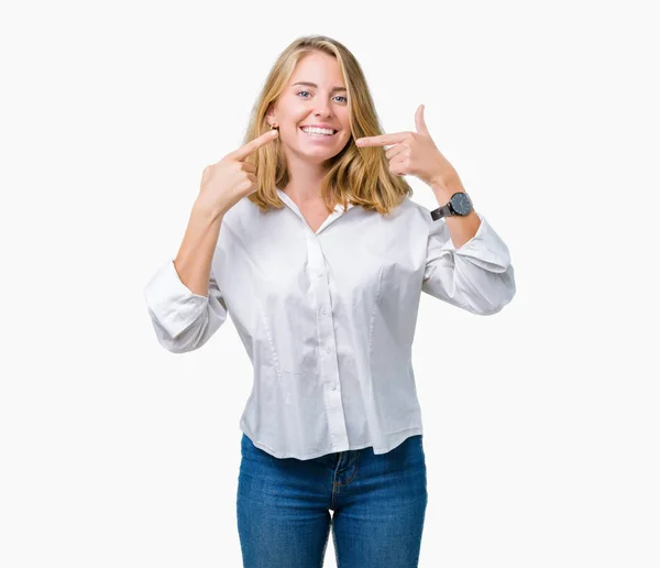 Hermosa Joven Mujer Negocios Sobre Fondo Aislado Sonriendo Confiado Mostrando —  Fotos de Stock