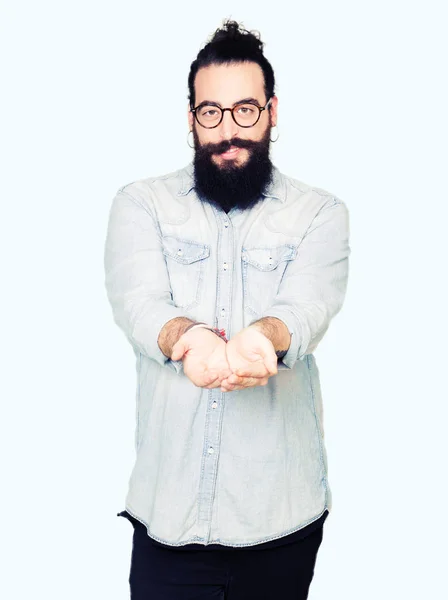 Homem Jovem Hipster Com Cabelos Longos Barba Usando Óculos Sorrindo — Fotografia de Stock