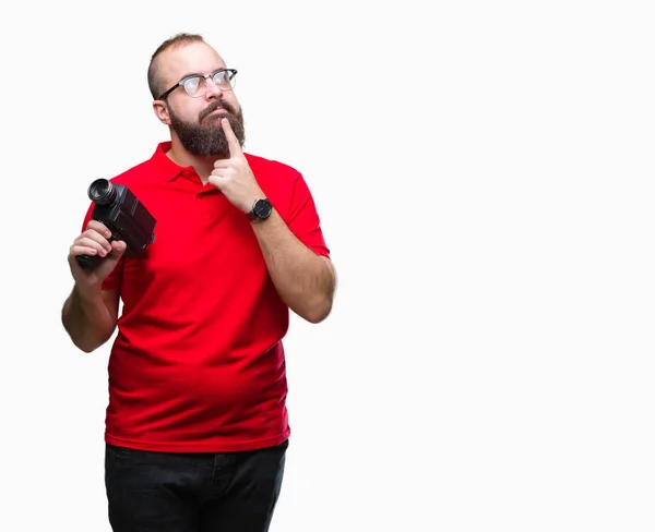 Jovem Caucasiano Hipster Homem Filmando Usando Câmera Vídeo Retro Sobre — Fotografia de Stock