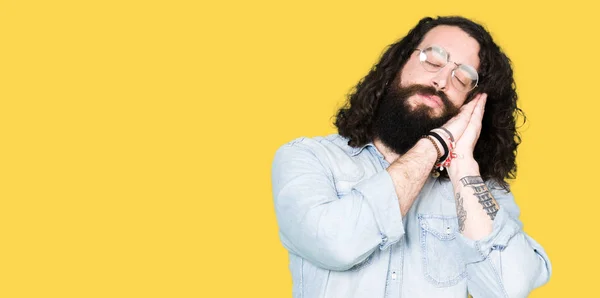 Homem Jovem Hipster Com Cabelos Longos Barba Vestindo Óculos Dormindo — Fotografia de Stock