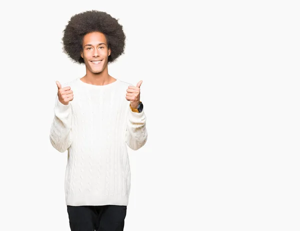 Молодой Африканский Американец Афроволосами Носящий Знак Успеха Зимнего Свитера Делает — стоковое фото