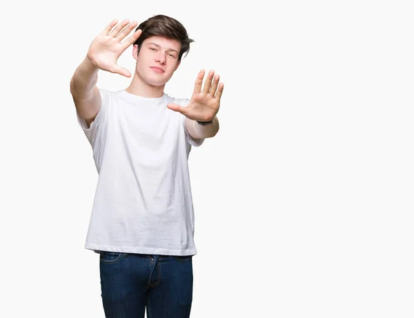 Ung Vacker Man Bär Casual Vit Shirt Över Isolerade Bakgrund — Stockfoto