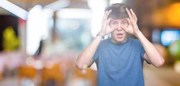 Homem Bonito Jovem Vestindo Camiseta Azul Sobre Fundo Isolado Tentando — Fotografia de Stock