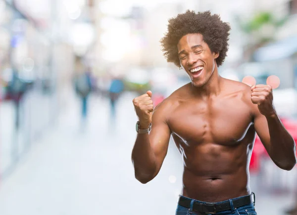 Afro Americano Uomo Senza Maglietta Mostrando Corpo Nudo Sfondo Isolato — Foto Stock