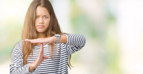 年轻美丽的黑发女人穿着条纹毛衣在孤立的背景做时间用手的手势 沮丧和严肃的脸 — 图库照片