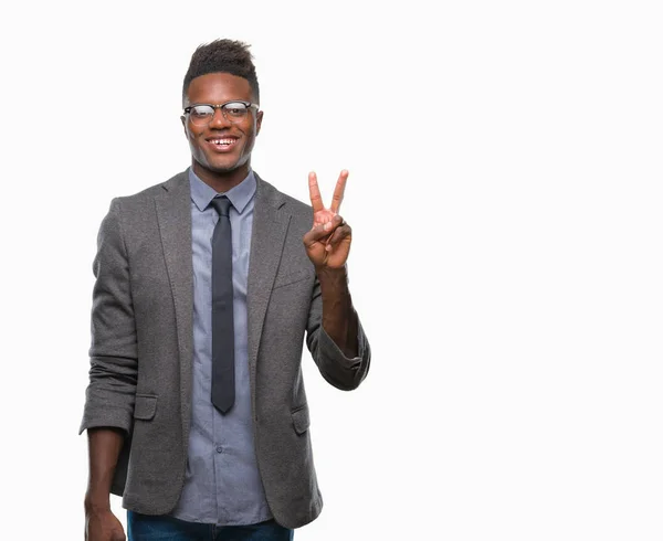 年轻的非洲裔美国人的商业男子在孤立的背景微笑着愉快的脸眨眨眼在相机做胜利标志 第二个 — 图库照片