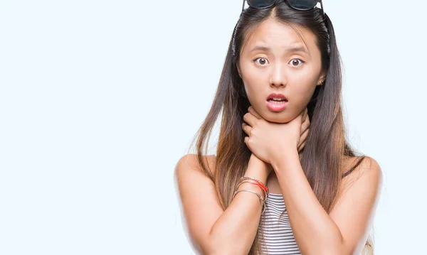 Jeune Femme Asiatique Portant Des Lunettes Soleil Sur Fond Isolé — Photo