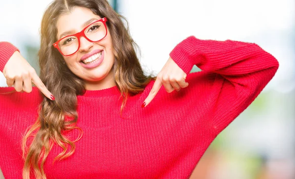 Jovem Mulher Bonita Vestindo Óculos Vermelhos Olhando Confiante Com Sorriso — Fotografia de Stock