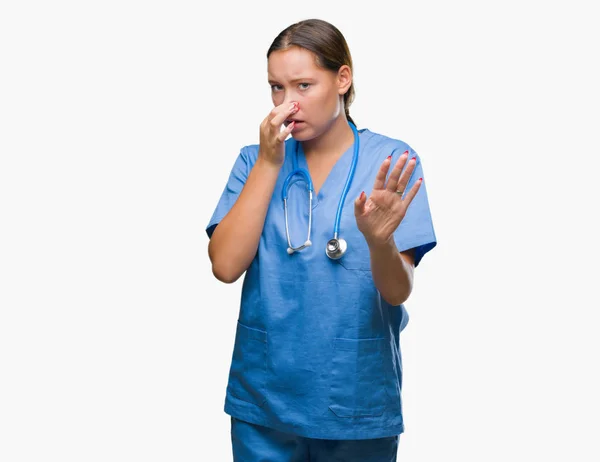 Unga Kaukasiska Läkare Kvinna Bär Medicinsk Uniform Över Isolerade Bakgrund — Stockfoto