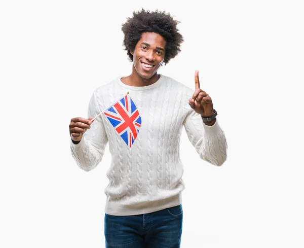 幸せそうな顔 ナンバーワンのアイデアや質問ポインティング指で分離背景上イギリスの旗をアフロ アメリカ人を驚かせた — ストック写真