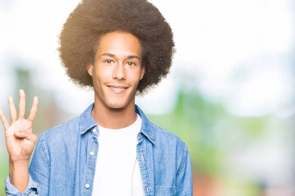 Νεαρός Αφρικανική Αμερικανική Άνθρωπος Αφρο Μαλλιά Δείχνει Και Δείχνει Προς — Φωτογραφία Αρχείου