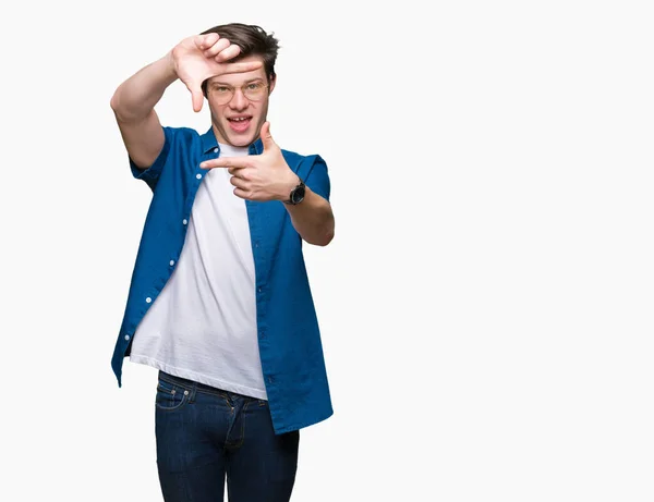 Joven Hombre Guapo Con Gafas Sobre Fondo Aislado Sonriendo Haciendo — Foto de Stock