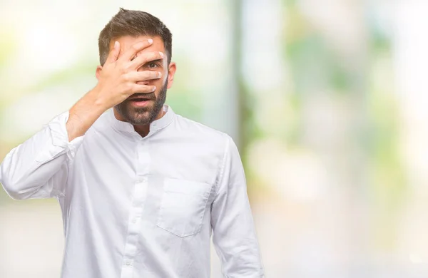 Hombre Hispano Adulto Sobre Fondo Aislado Asomándose Conmoción Cubriendo Cara — Foto de Stock