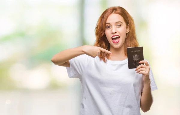 Mladá Krásná Žena Držící Pas Spojených Států Amerických Izolované Pozadí — Stock fotografie