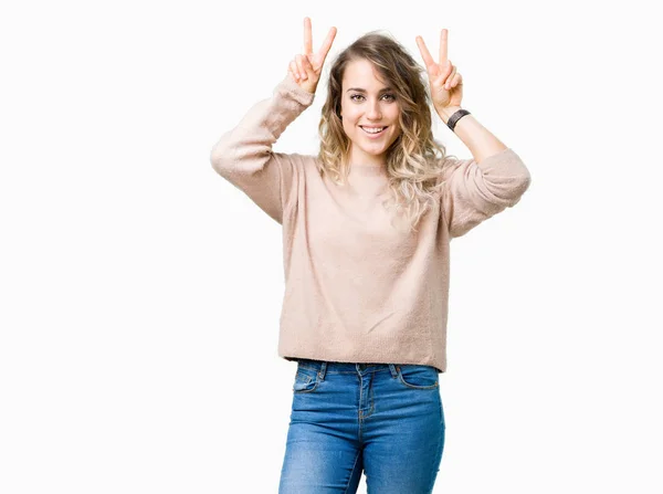 Krásná Mladá Blond Žena Nosí Sweatershirt Izolované Pozadí Vydává Legrační — Stock fotografie